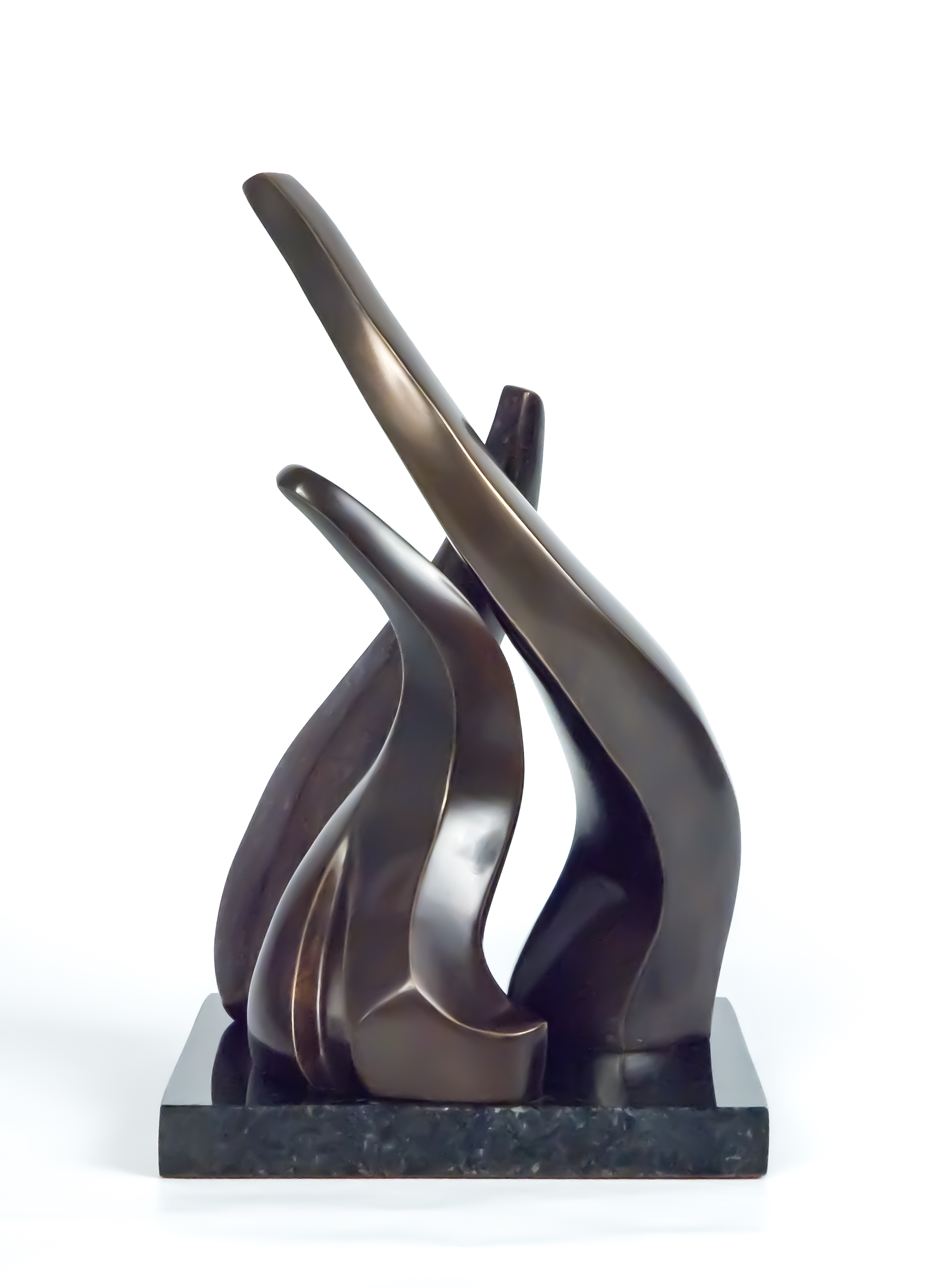 Sculpture abstraite en bronze aux formes élancées et organiques, composée de plusieurs volumes unis dans un même mouvement ascendant.