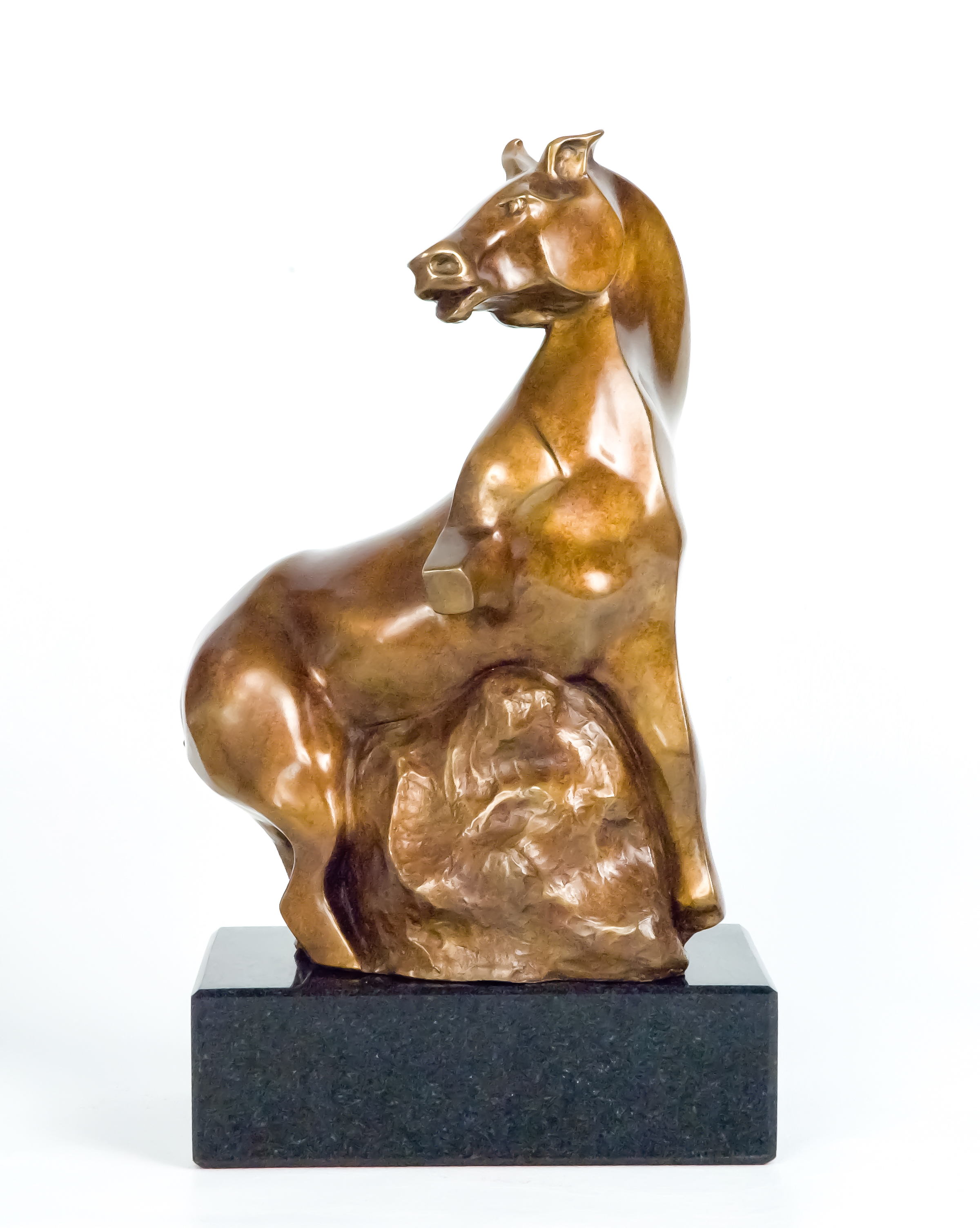Sculpture figurative stylisée en bronze doré représentant une forme animale expressive et fragmentée, posée sur une base noire.