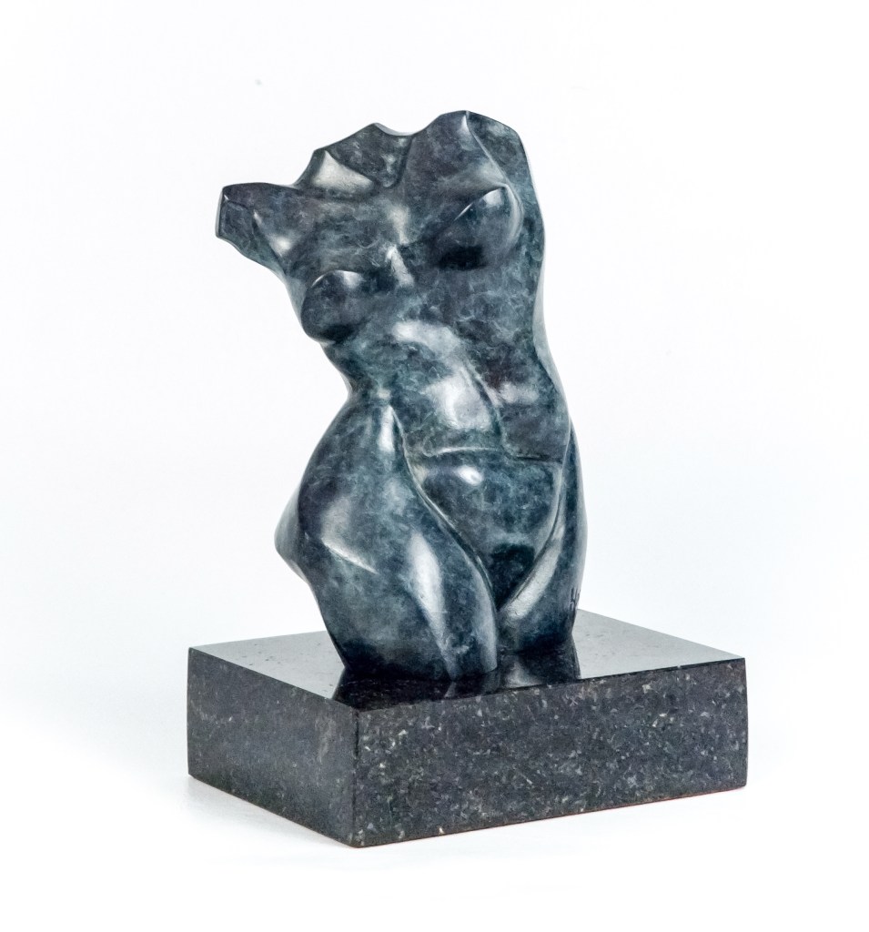 Sculpture abstraite en bronze, au fini bleu sombre polie, représentant une forme humaine stylisée et compacte, posée sur une base rectangulaire noire de granit.