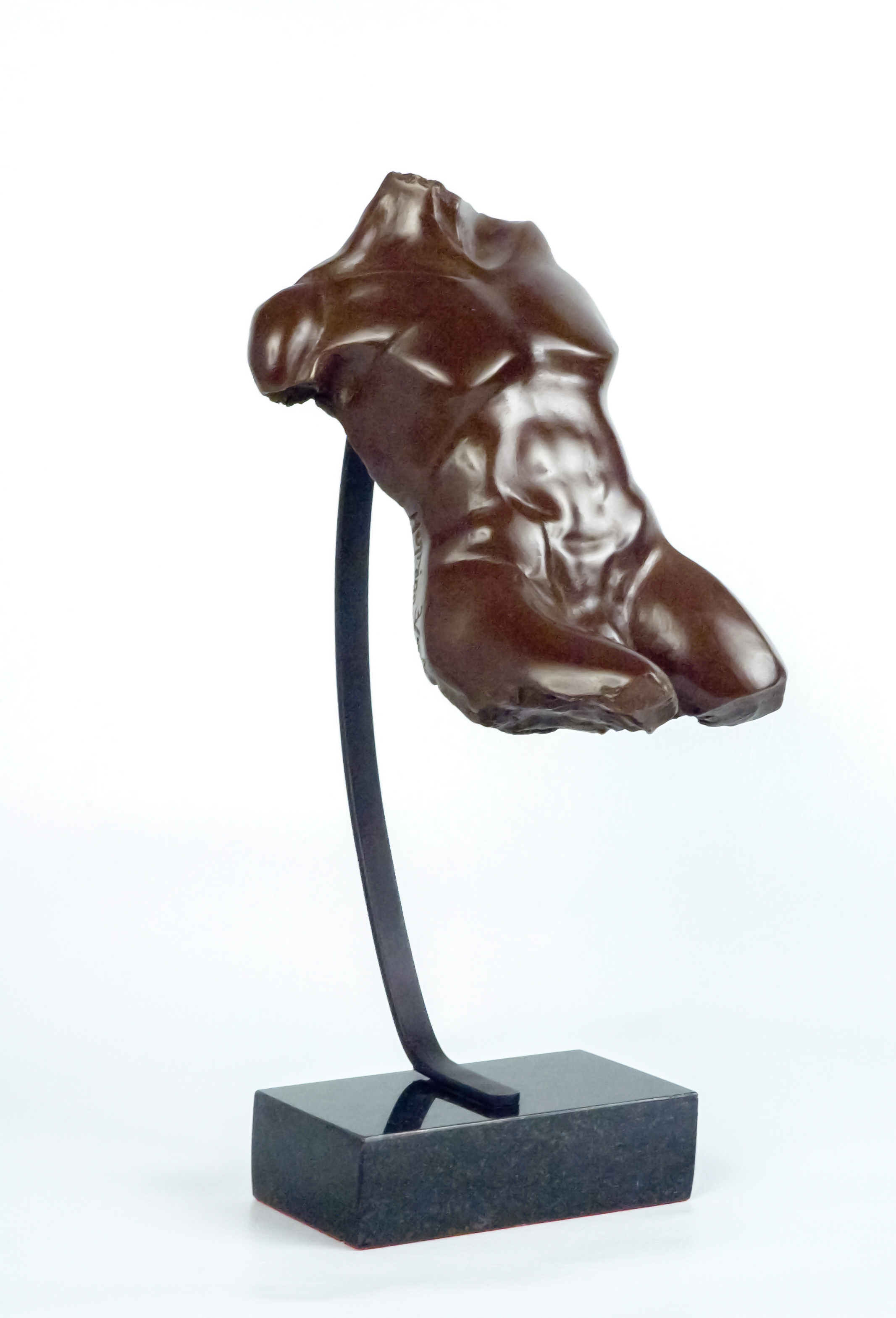 Sculpture figurative abstraite représentant un torse humain suspendu sur une structure métallique noire, avec une finition brun bronze aux formes organiques et sculptées.
