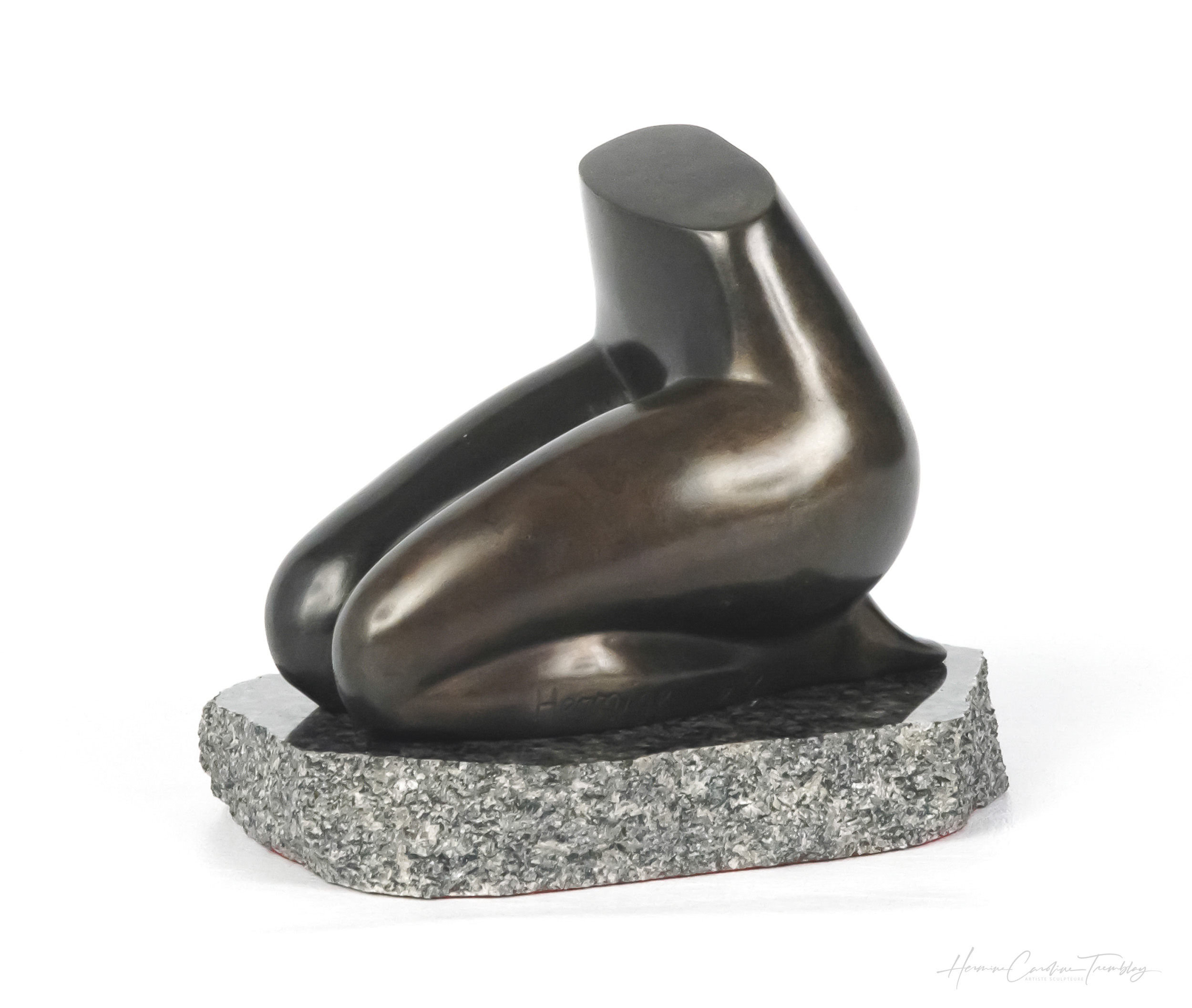 Sculpture de bronze contemporaine "À genoux" par Caroline Tremblay, figure repliée sur elle-même dans une position d'attente et d'intériorité.