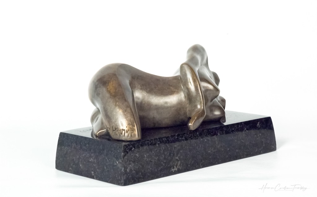 Sculpture de bronze contemporaine "Élodie" par Caroline Tremblay, représentant une figure féminine allongée au repos.