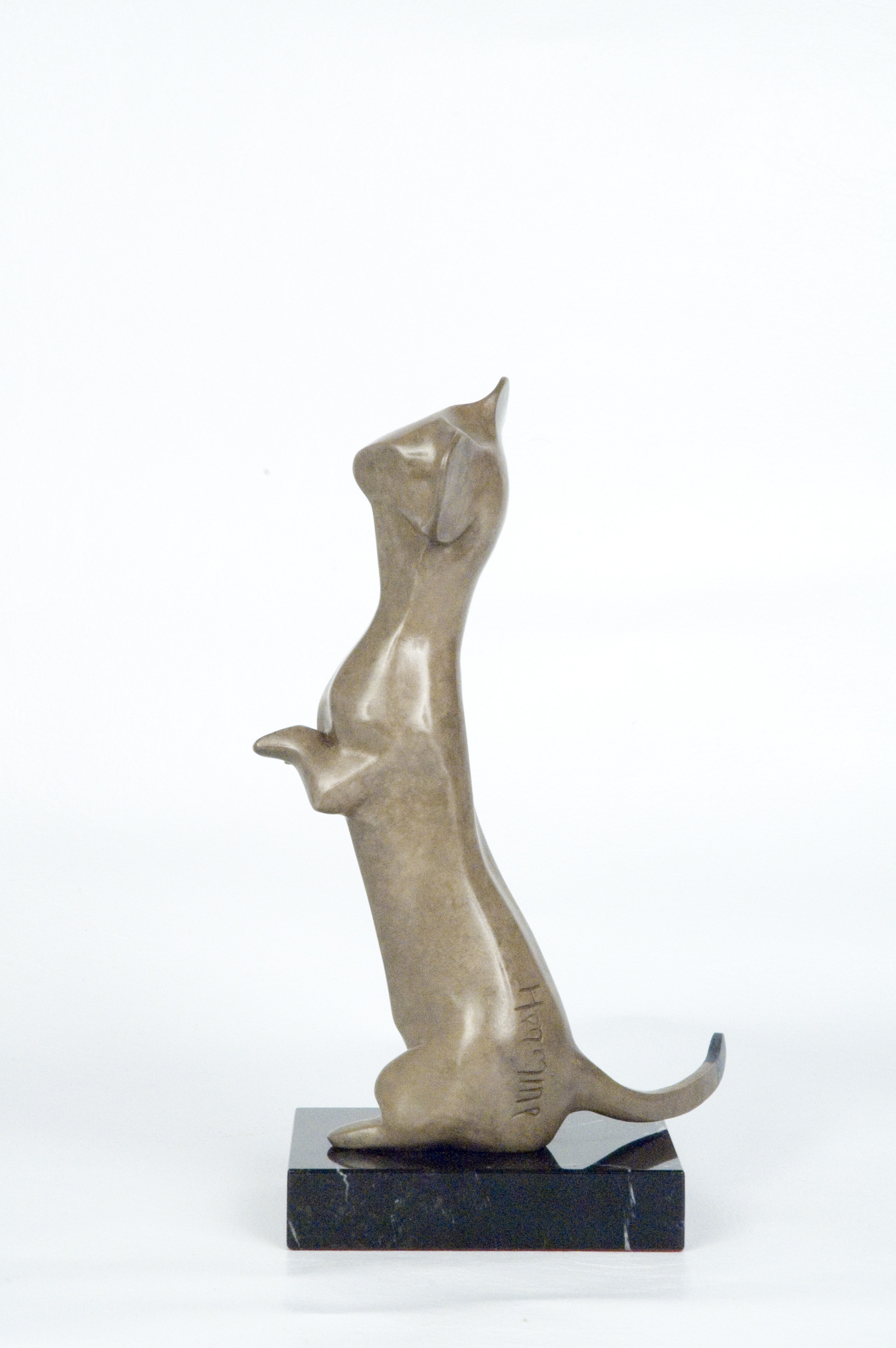 Sculpture contemporaine " Hermine" par Caroline Tremblay, aux formes organiques et fluides.