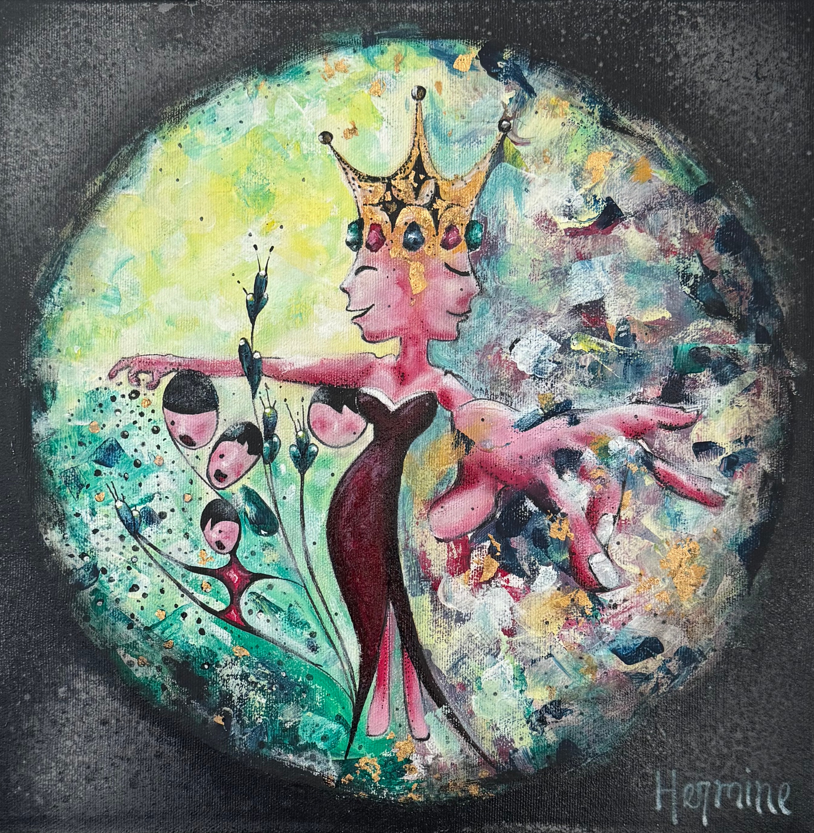 Œuvre symbolique contemporaine représentant une figure féminine couronnée entre maternité, création et monde intérieur en transformation.