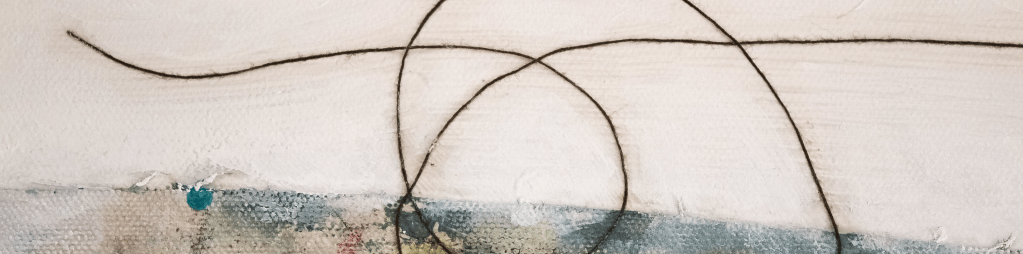 Détail abstrait d’une œuvre contemporaine montrant des lignes gestuelles noires et des textures minimalistes.