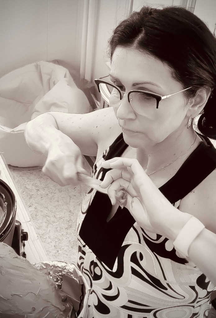 Portrait de l’artiste Caroline Tremblay travaillant une sculpture dans son atelier.
