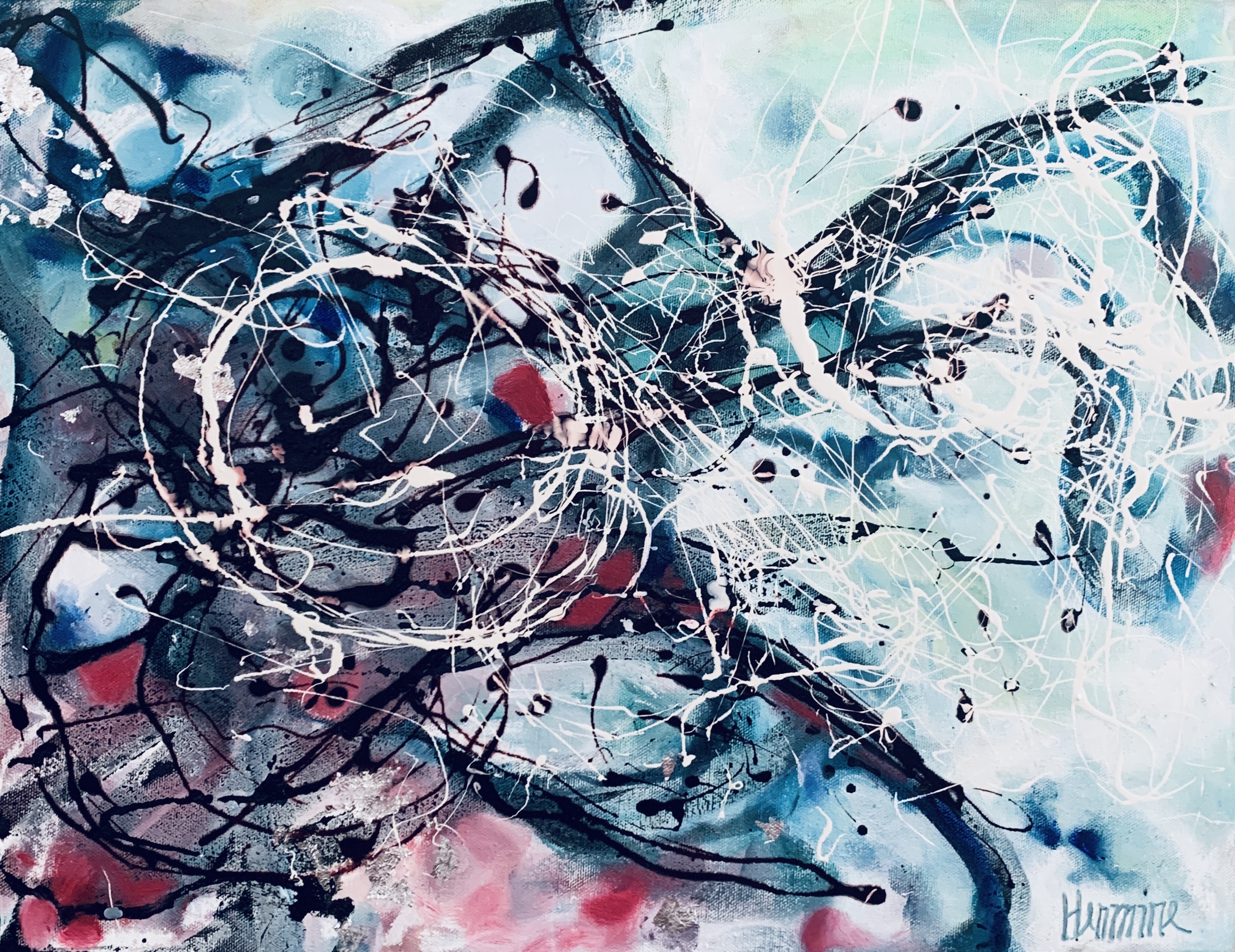 Œuvre abstraite contemporaine composée de lignes gestuelles blanches et de mouvements organiques sur fond bleu, noir et rose.