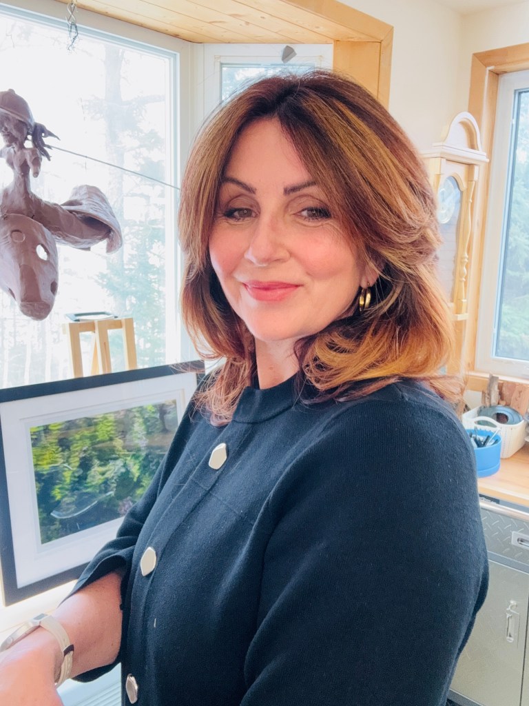 Portrait de l’artiste Caroline Tremblay dans son atelier de création à Baie-Saint-Paul.