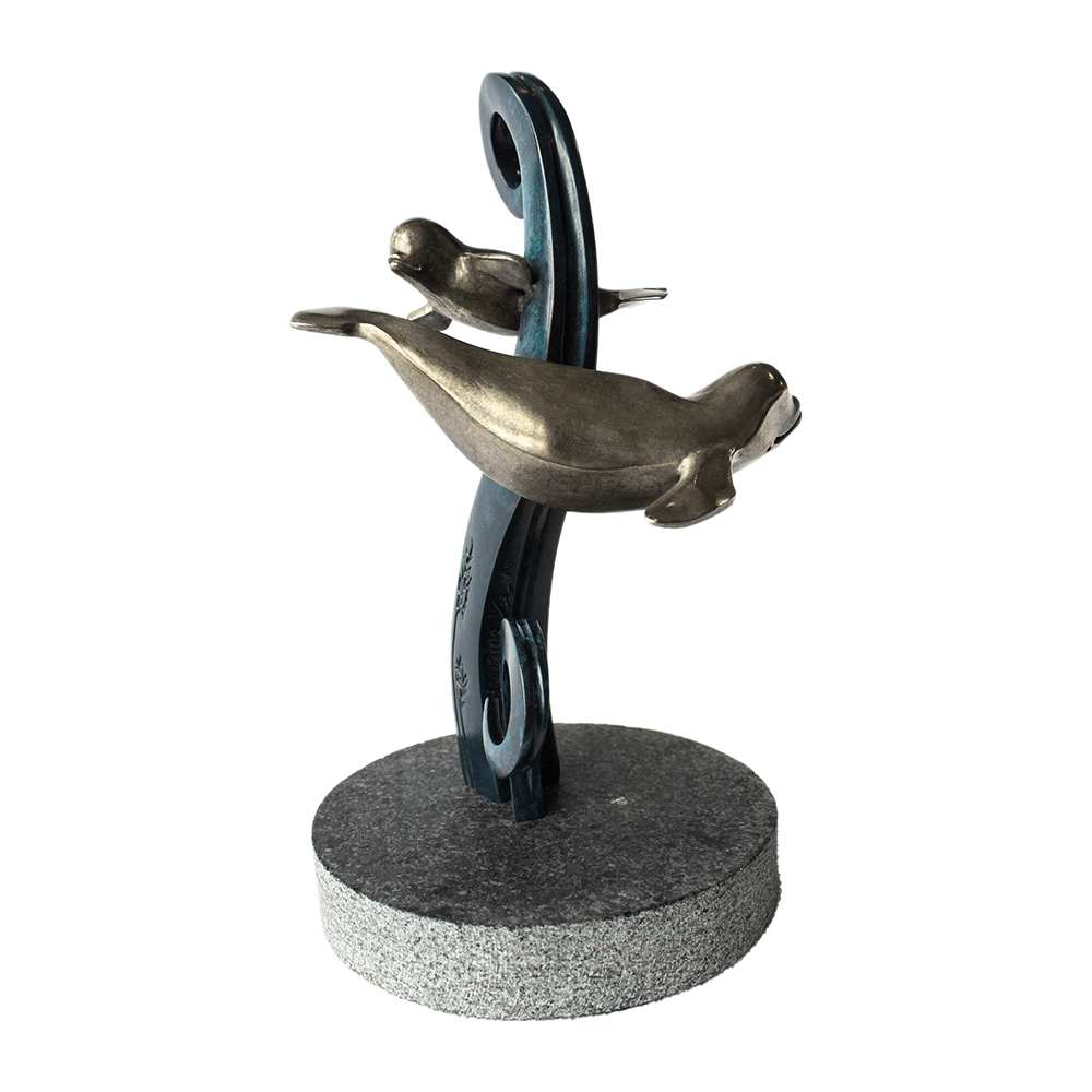 Sculpture de bronze contemporaine "La promesse" représentant une mère baleine et son baleineau par Caroline Tremblay,