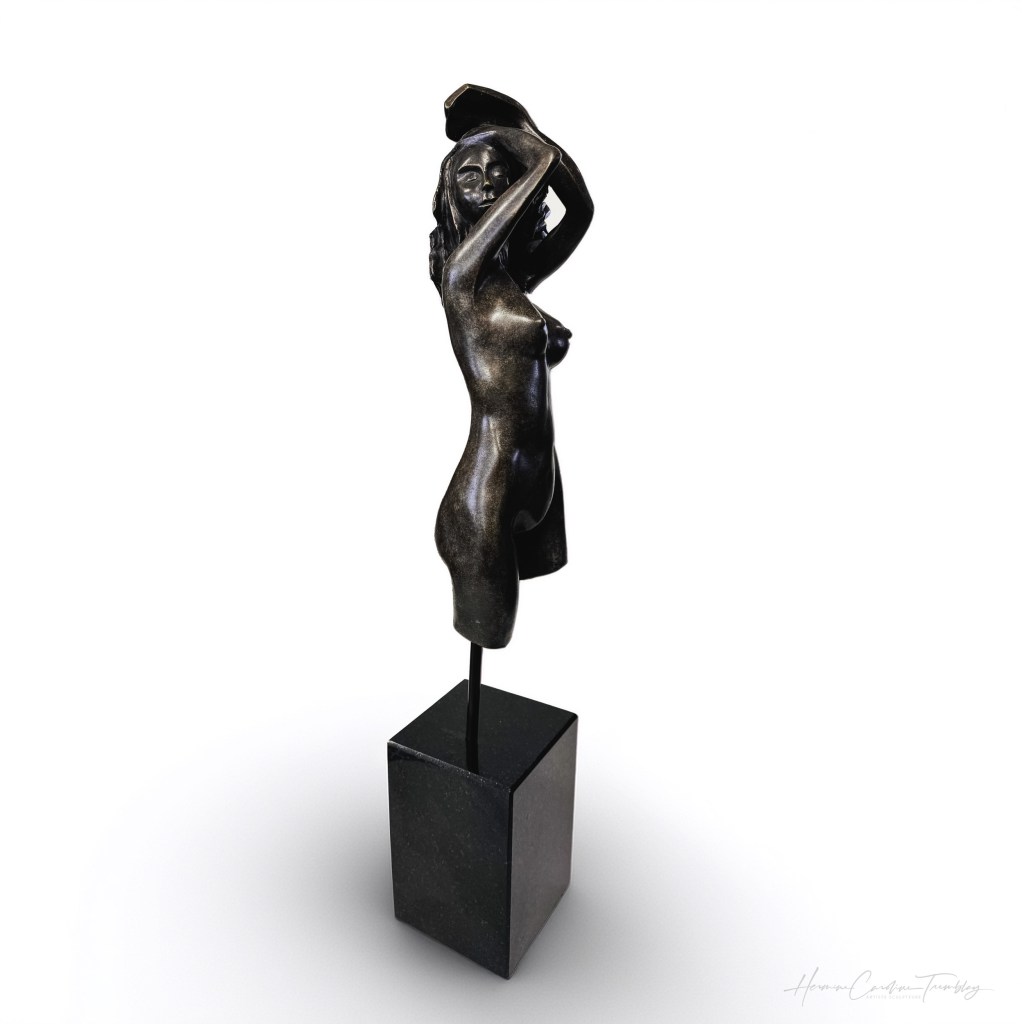 Sculpture de bronze contemporaine « L’incorporelle » par Caroline Tremblay, figure féminine aux yeux fermés protégeant son intériorité par un mouvement enveloppant des bras.
