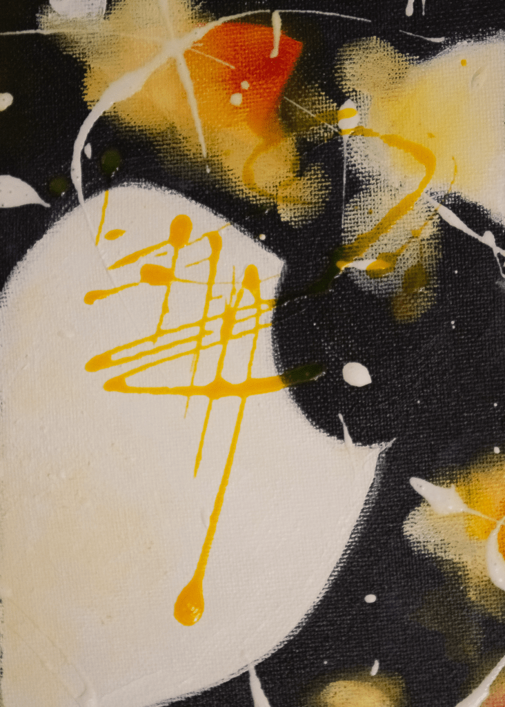 Composition abstraite minimaliste dominée par des formes circulaires noires et blanches, ponctuée de jaunes lumineux évoquant une éclipse céleste.